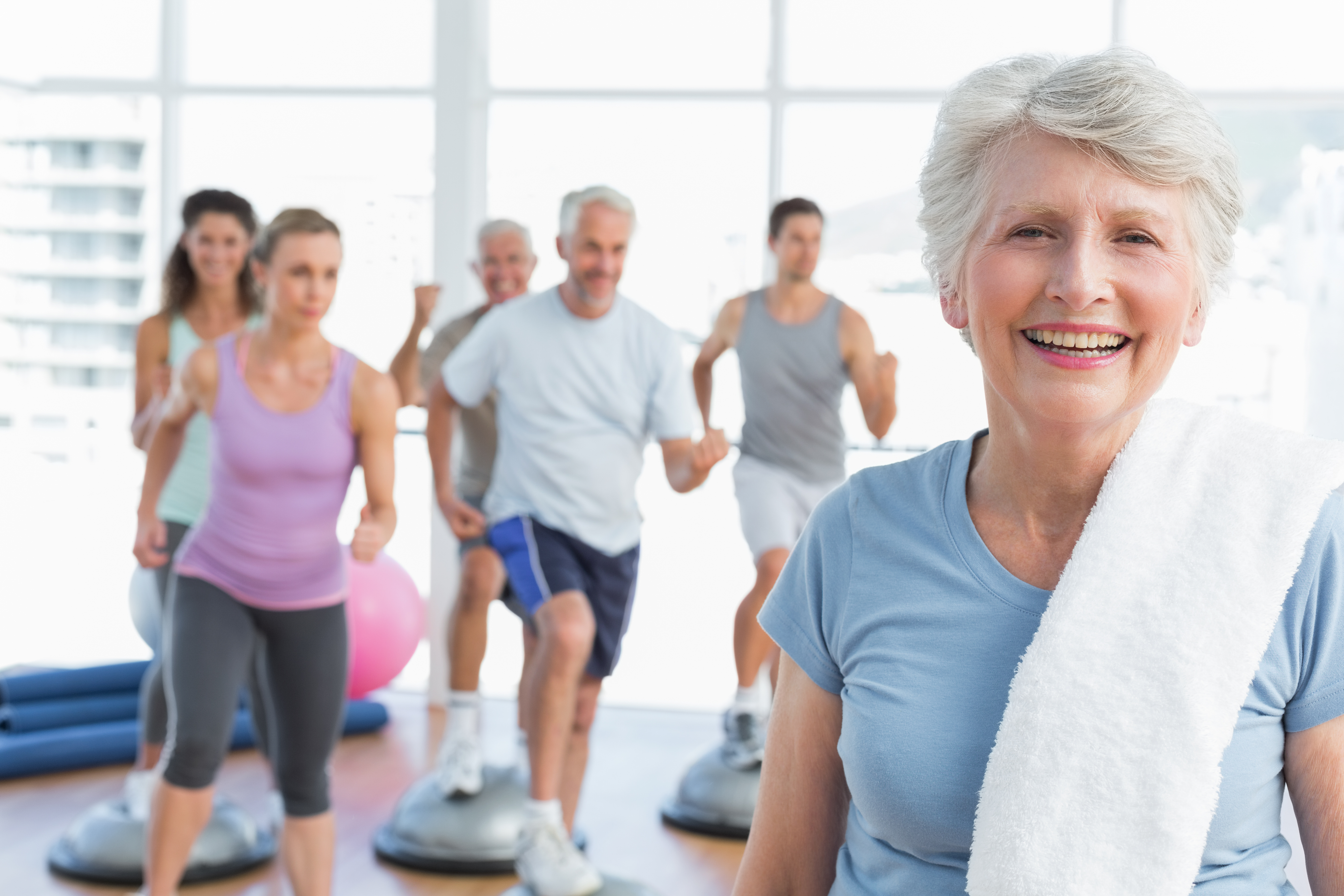 Спорт после болезни. Фитнес для пожилых. Спортивные люди. Пожилые люди занимаются спортом. Физическая активность пожилых людей.